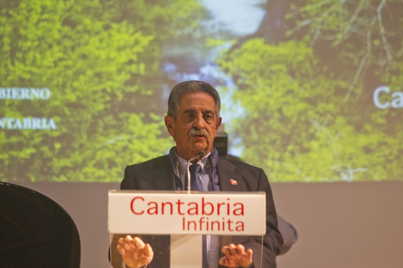 Revilla, durante su discurso en la Casa de Cantabria.