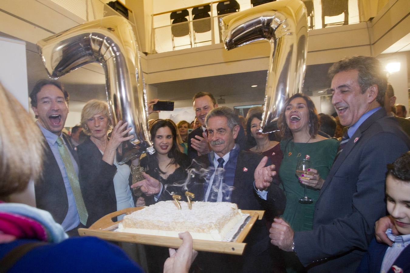 Revilla sopla 77 velas en la fiesta celebrada en la Casa de Cantabria. A su lado, su hija Lara y los consejeros Paula Fernández, Marina Lombó, José Luis Gochicoa, Francisco Martín y Guillermo Blanco.