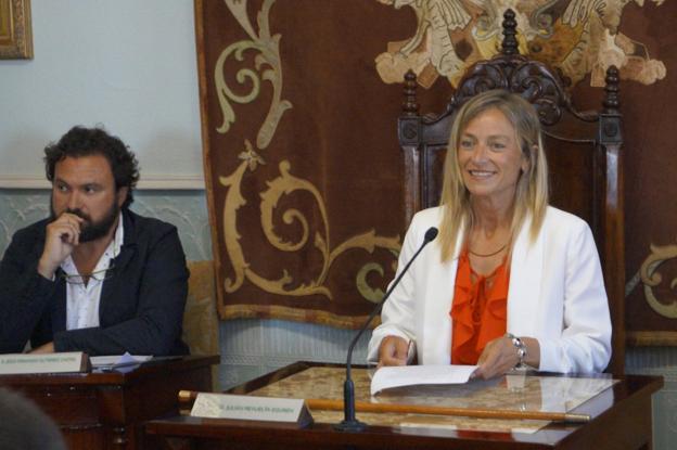 Jesús Gutiérrez, portavoz del PRC, junto a la alcaldesa Susana Herrán durante el pleno de investidura de 2019. 