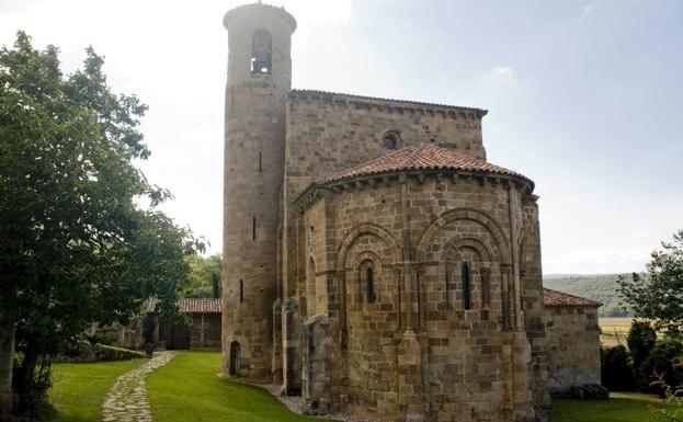 La torre circular y su decoración son los elementos más llamativos de la colegiata de Elines.