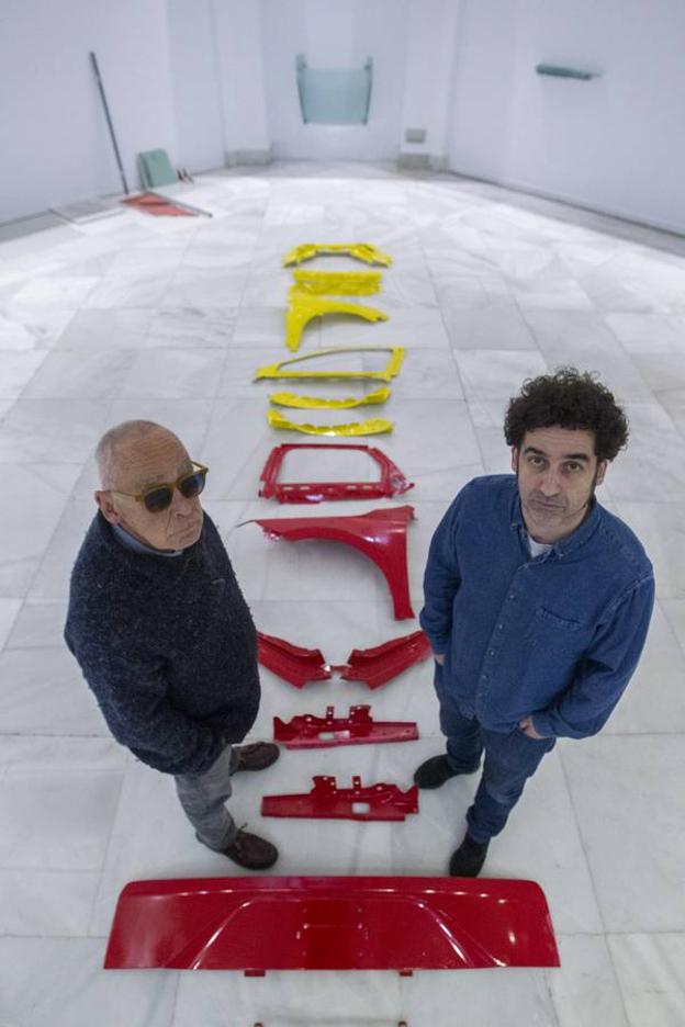 Luis López Lejardi y Juan López posan en el centro del Palacete flanqueando la pieza 'Formas vehiculares' del primero.
