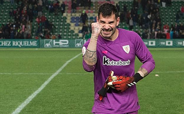 El portero castreño Iago Herrerín celebra su buena actuación este miércoles en el Martínez Valero.