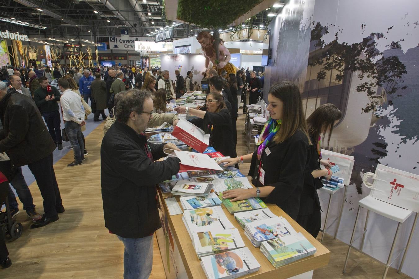 Mumeroso público hoy en el estand de Cantabria 