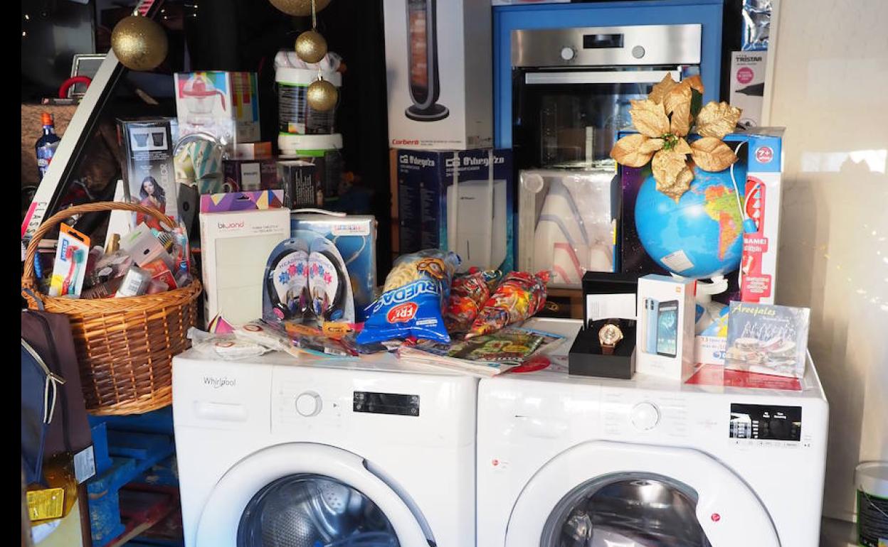 Parte de los cientos de objetos donados para la megacesta de los comerciantes.