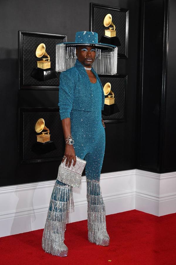 Billie Porter es puro espectáculo en sí mismo. Me encanta cada una de las apariciones de este artista cada vez que desfila por una alfombra roja. Este domingo en los Grammy lució un diseño en azul repleto de cristales y personalizado para él de Baja East by Scott Stunderberg. También increíble fue el sombrero que lucía, lleno de tiras de cristales colgando que de forma mecánica se movían para dejar al descubierto su cara. ¿Qué os parece? 