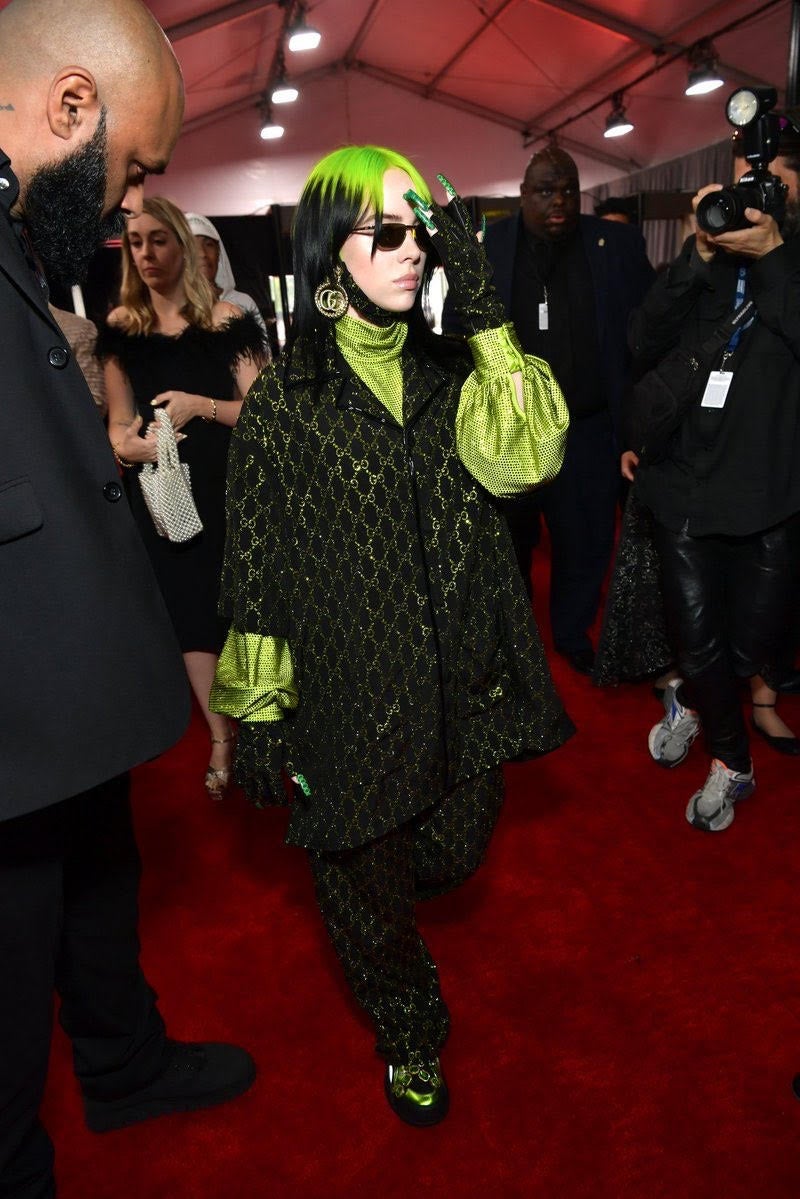 Billie Eilish, también fiel a su estilo, optó por un total look de Gucci en tonos verdes a juego con su pelo. Hizo historia en los Grammy al ser la artista más joven en conseguir el album del año, y también se llevo otros cinco conviertiendose así en la triunfadora de la noche. 