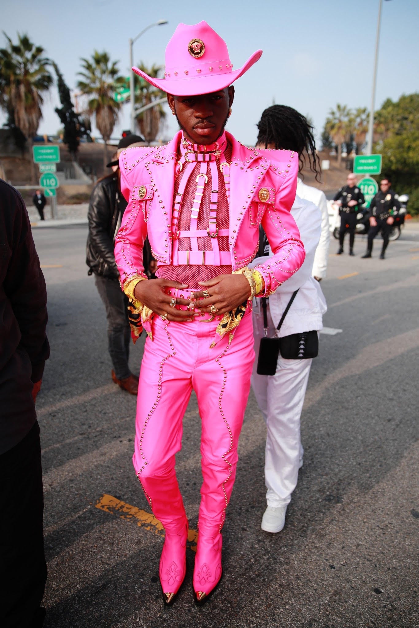 Lil Nas X aparecio en la alfombra roja con un total look estilo cowboy de Versace en rosa flúor. Un look que nó paso nada desapercibido y que tan bien defendía el cantante de Old Town Road. 