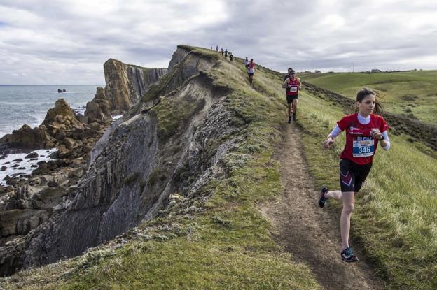 Atletas participantes en la pasada edición del trail Costa Quebrada.