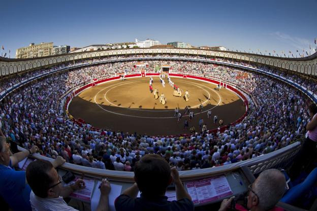 La Plaza de Toros de Cuatro Caminos es el escenario de la Feria de Santiago, hoy en día una de las más importantes del país. 