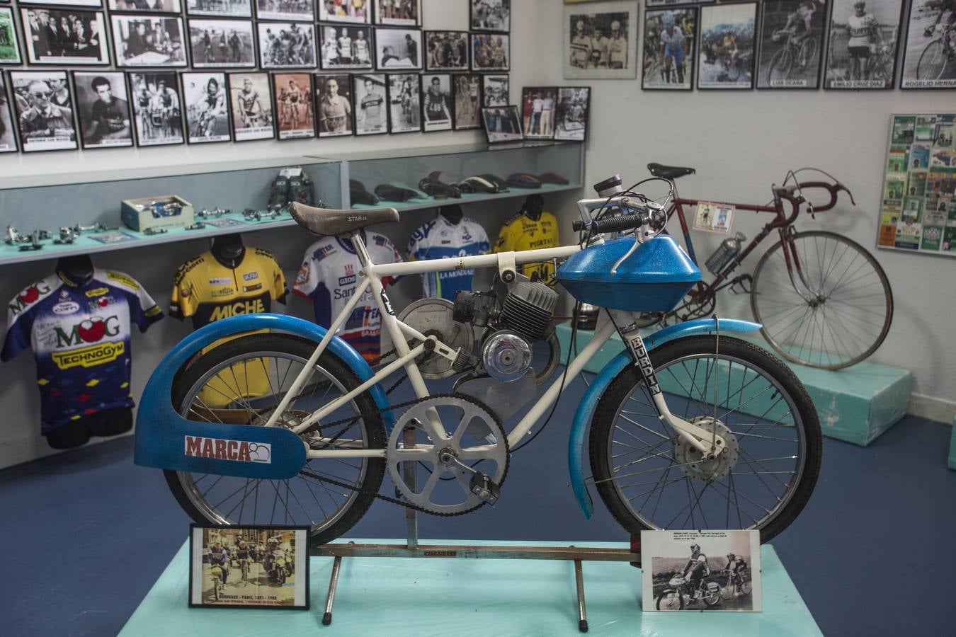 La pasión y tesón de Santiago Revuelta han convertido la exposición en santuario del ciclismo: Una joya de valor incalculable que expone 303 bicicletas originales de todas las épocas de la historia; más de 600 maillots de los mejores ciclistas del mundo (Eddy Merckx, Bernard Hinault, Miguel Indurain, Jaques Anquetil, Federico Bahamontes, Julio Jiménez...); gorras que coronaron los impetuosos Alpes, poncheras (ahora las llaman bidones), guantes, más de 30.000 fotografías; los coches del poderoso Grupo Deportivo Teka, aquel equipo que él mismo, de la nada, convirtió en una de las escuadras más laureada de los ochenta.