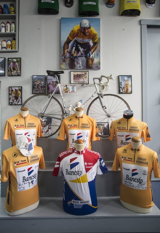 La pasión y tesón de Santiago Revuelta han convertido la exposición en santuario del ciclismo: Una joya de valor incalculable que expone 303 bicicletas originales de todas las épocas de la historia; más de 600 maillots de los mejores ciclistas del mundo (Eddy Merckx, Bernard Hinault, Miguel Indurain, Jaques Anquetil, Federico Bahamontes, Julio Jiménez...); gorras que coronaron los impetuosos Alpes, poncheras (ahora las llaman bidones), guantes, más de 30.000 fotografías; los coches del poderoso Grupo Deportivo Teka, aquel equipo que él mismo, de la nada, convirtió en una de las escuadras más laureada de los ochenta.