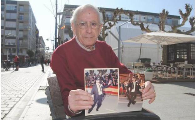 Jorge Larrañaga muestra dos fotografías ataviado de Groucho Marx en desfiles pasados. . 