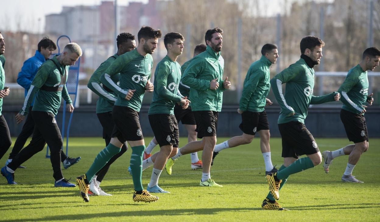 Carmona, en primer término, junto a sus compañeros ayer en La Albericia. 