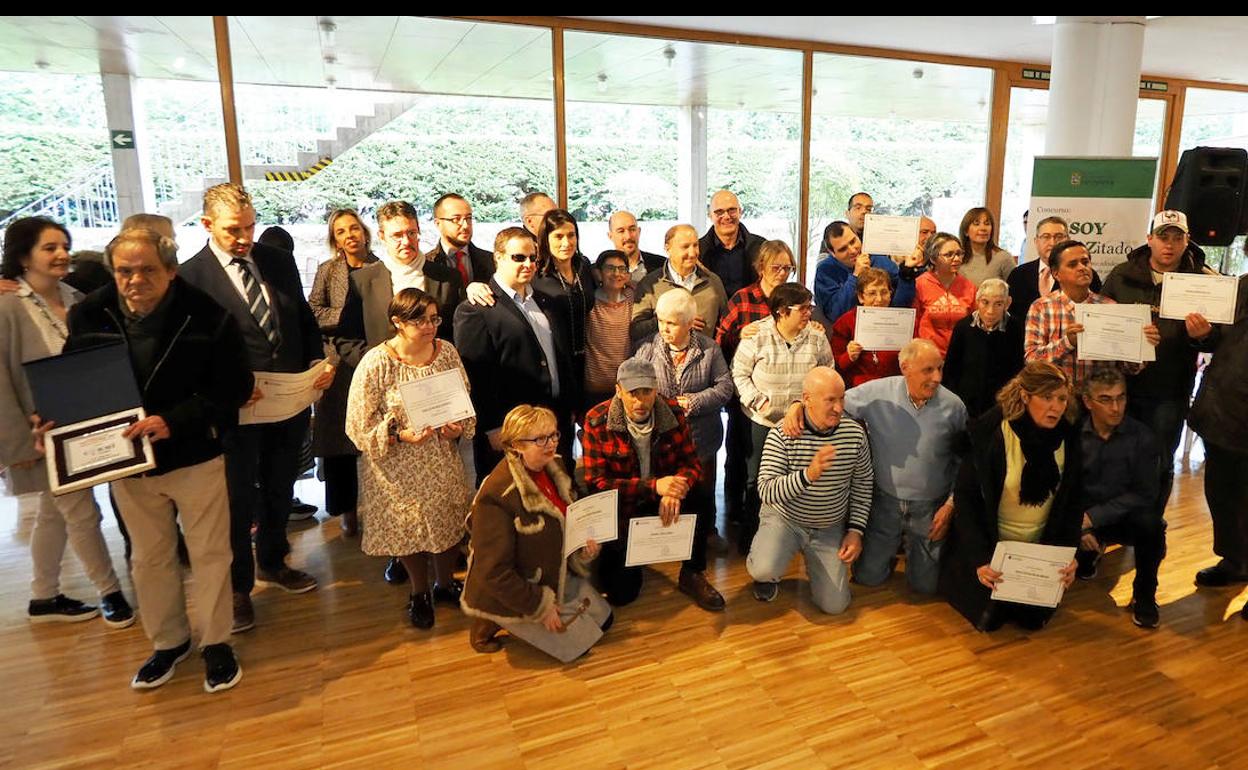 Los premiados, junto a la alcaldesa de Santander, en el Palacio de Exposiciones.