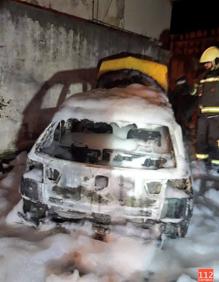 Imagen secundaria 2 - Dos coches quemados en Colindres.