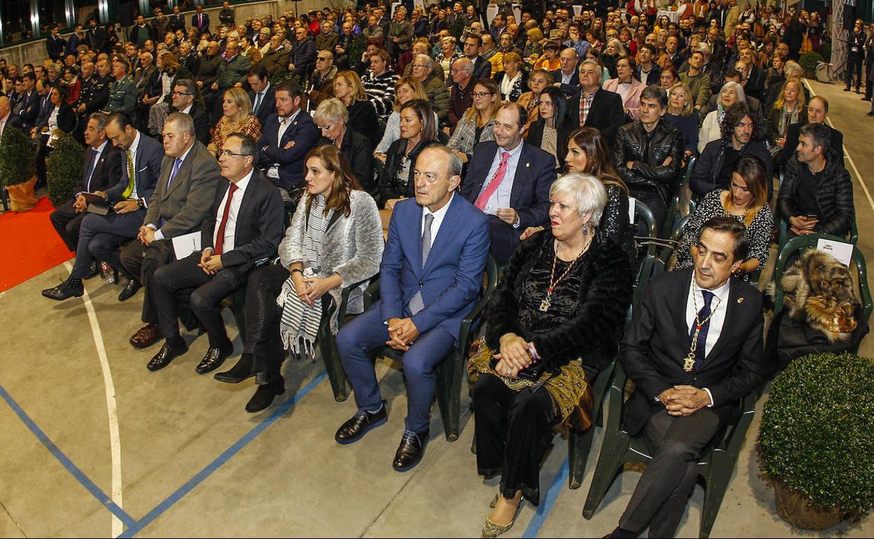 Vista general del pabellón multiusos, con las autoridades regionales y locales y los exalcaldes de la ciudad sentados en la primera fila.