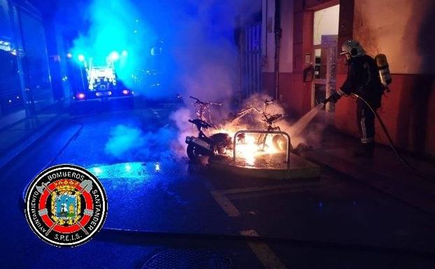 Dispositivo de extinción de las motos quemadas en la calle Madrid.