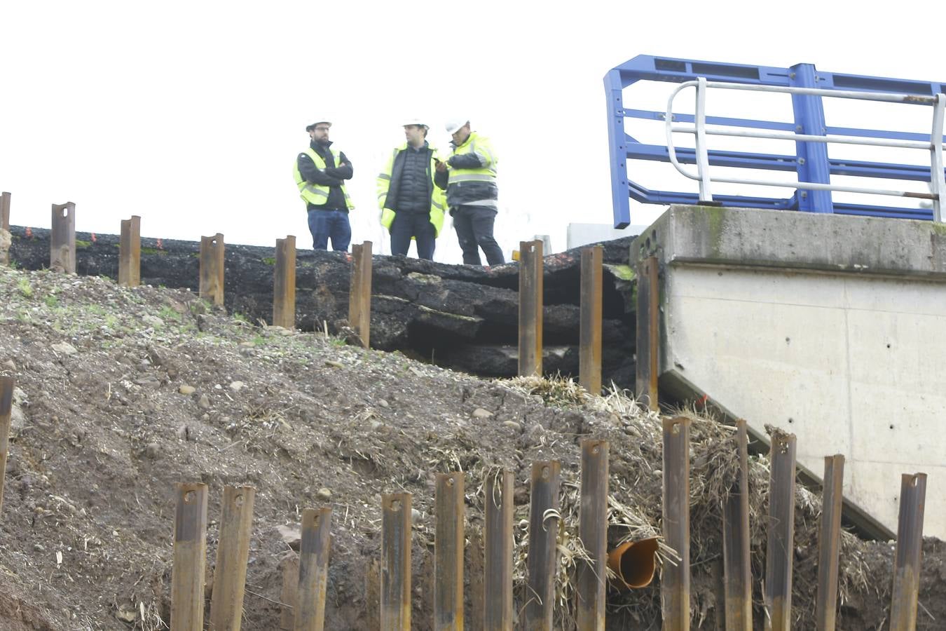 Las obras de la variante de Torrelavega han obligado a cortar un carril de la autovía a la altura de Barreda y en sentido Palencia, justo donde el verano pasado se hundió la calzada y la A-67 se cortó al tráfico durante días. Hoy hay retenciones debido a estos trabajos, que se centran en la mejora del arcén situado encima de la colonia El Salvador.