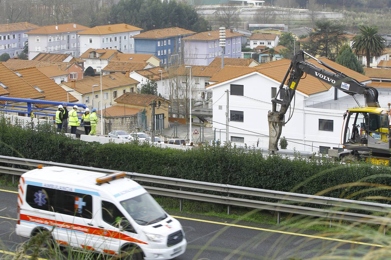 Las obras de la variante de Torrelavega han obligado a cortar un carril de la autovía a la altura de Barreda y en sentido Palencia, justo donde el verano pasado se hundió la calzada y la A-67 se cortó al tráfico durante días. Hoy hay retenciones debido a estos trabajos, que se centran en la mejora del arcén situado encima de la colonia El Salvador.