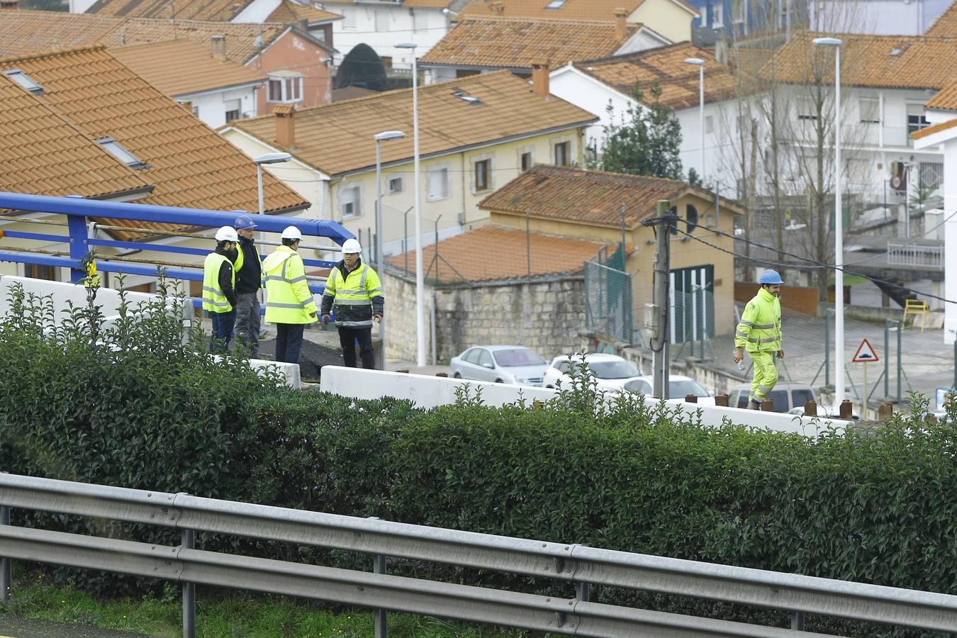 Las obras de la variante de Torrelavega han obligado a cortar un carril de la autovía a la altura de Barreda y en sentido Palencia, justo donde el verano pasado se hundió la calzada y la A-67 se cortó al tráfico durante días. Hoy hay retenciones debido a estos trabajos, que se centran en la mejora del arcén situado encima de la colonia El Salvador.