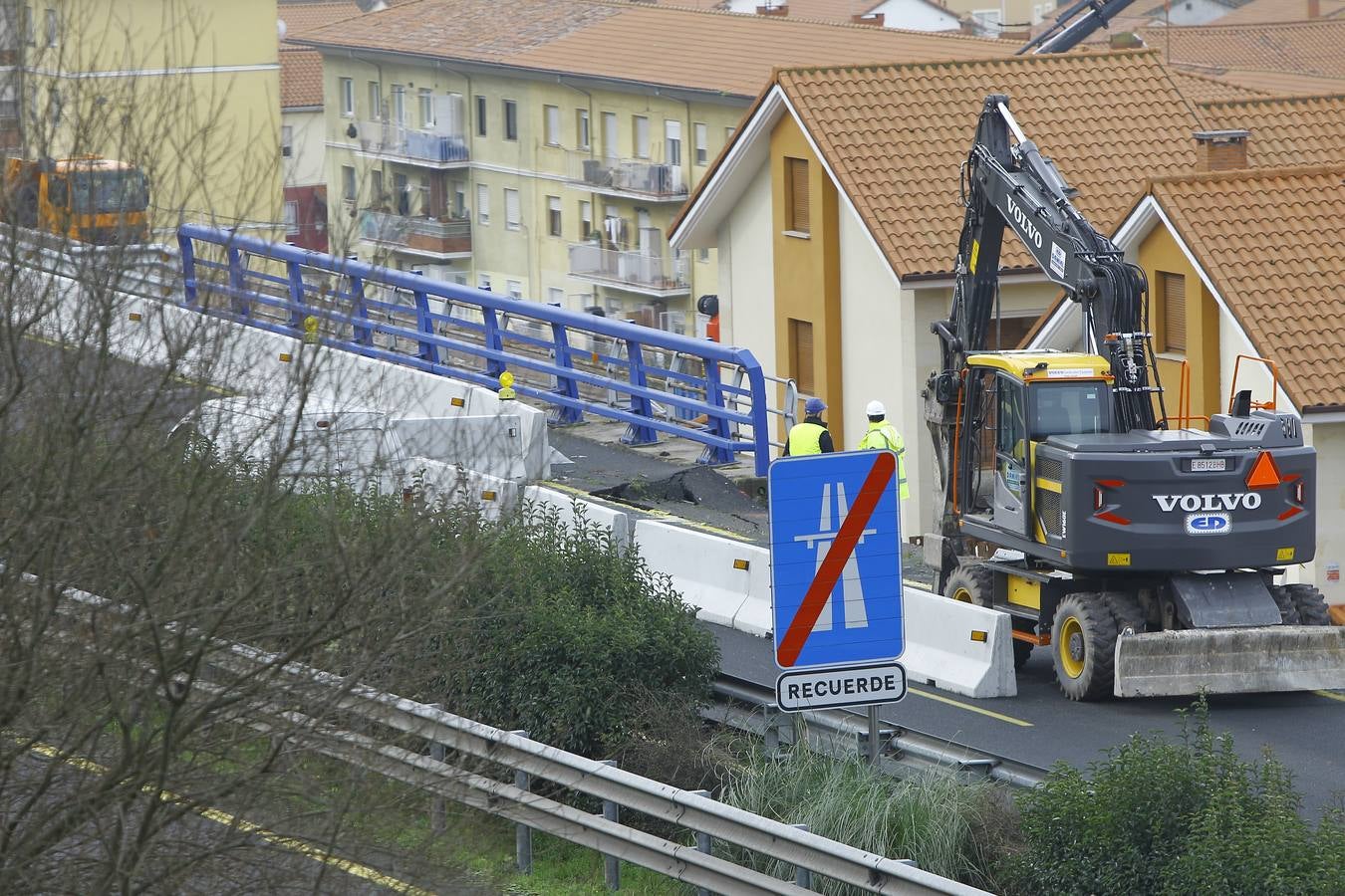 Las obras de la variante de Torrelavega han obligado a cortar un carril de la autovía a la altura de Barreda y en sentido Palencia, justo donde el verano pasado se hundió la calzada y la A-67 se cortó al tráfico durante días. Hoy hay retenciones debido a estos trabajos, que se centran en la mejora del arcén situado encima de la colonia El Salvador.