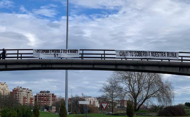 Pancartas colgadas sobre un puente de la S-20, en Santander.