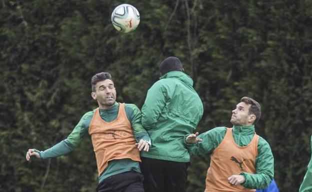 David Rodríguez (derecha) y David Barral (izquierda) saltan a por el balón. Ambos son los dos únicos delanteros disponibles.