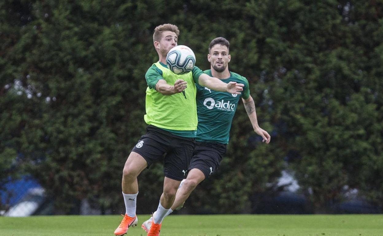 Cayarga, a la izquierda, en un entrenamiento del Racing.