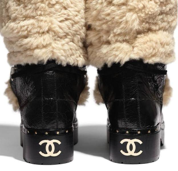 La parte trasera de las botas de Chanel.