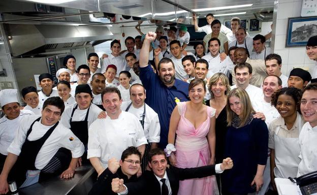 De Jorge (en pantalón corto y alpargatas) se fotografía junto a su esposa el día de su boda en la cocina de Berasategui. 