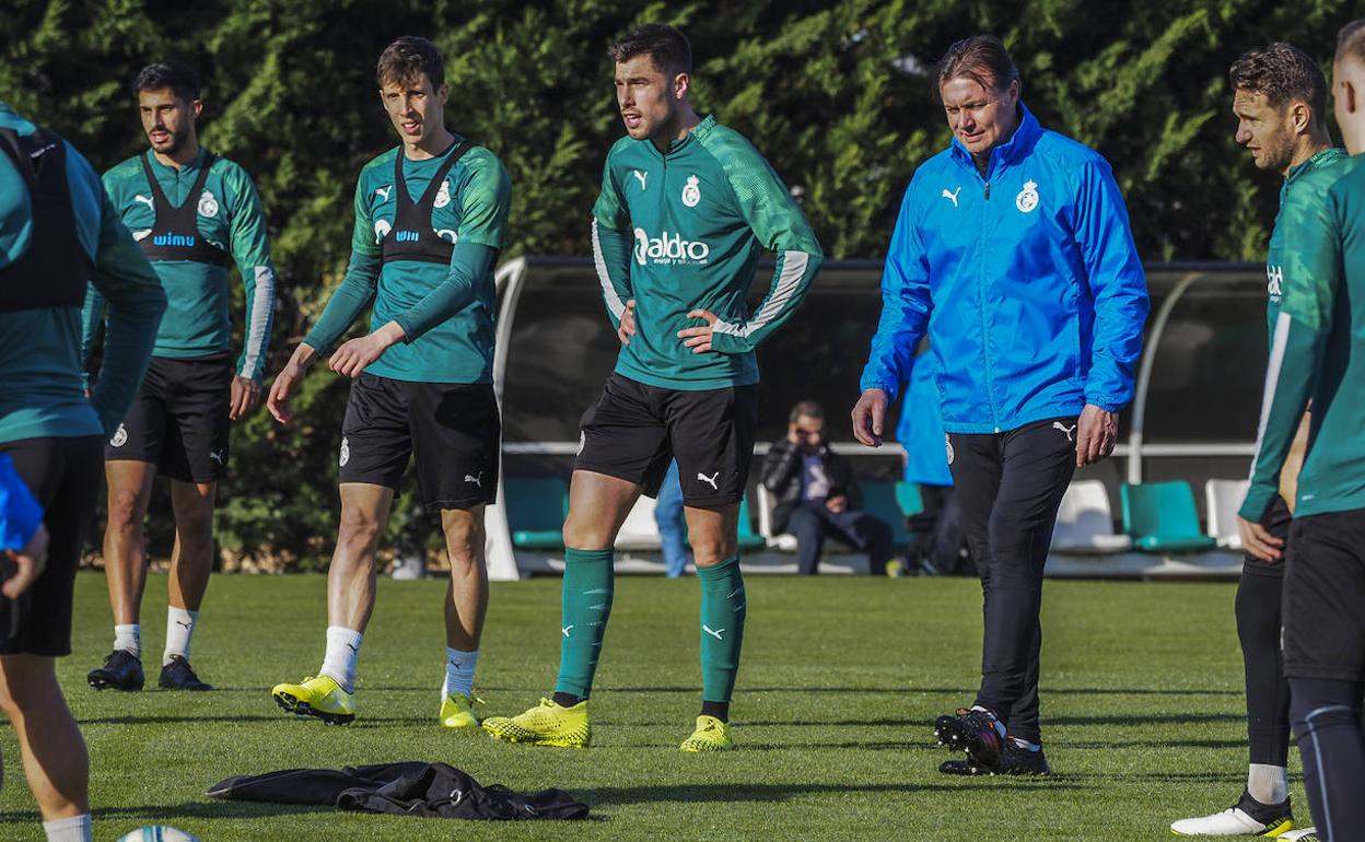 Guillermo, junto a Jon Ander, Cristóbal y David Rodríguez, en el entrenamiento de este viernes.