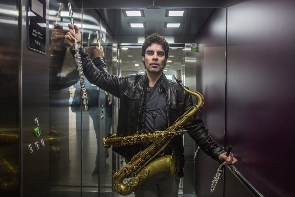 Su instrumento es la flauta, pero también toca dos saxos y el flautín.