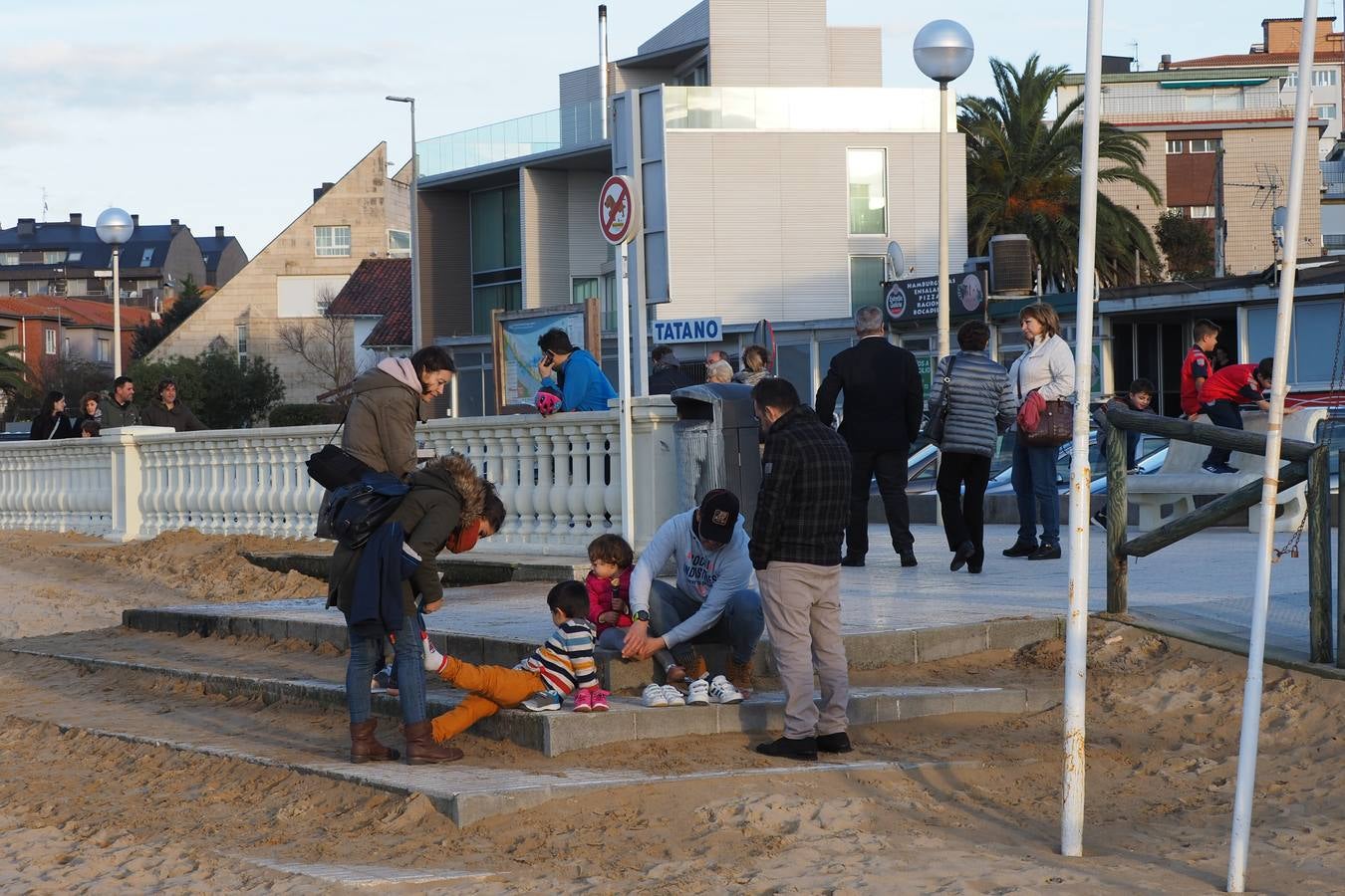 Escenas a pie de playa captadas este sábado, un día que en algunos momentos ha sido hasta caluroso. En lugares como Tama, Villacarriedo, Los Tojos, San Felices o Ramales los termómetros rondaron los 22º. Y este domingo la previsión es que se repitan esos valores y que en la costa, donde hoy se alcanzaron los 18º, suban dos o tres grados. Este tiempo primaveral irá más allá y solo cederá a partir del martes.