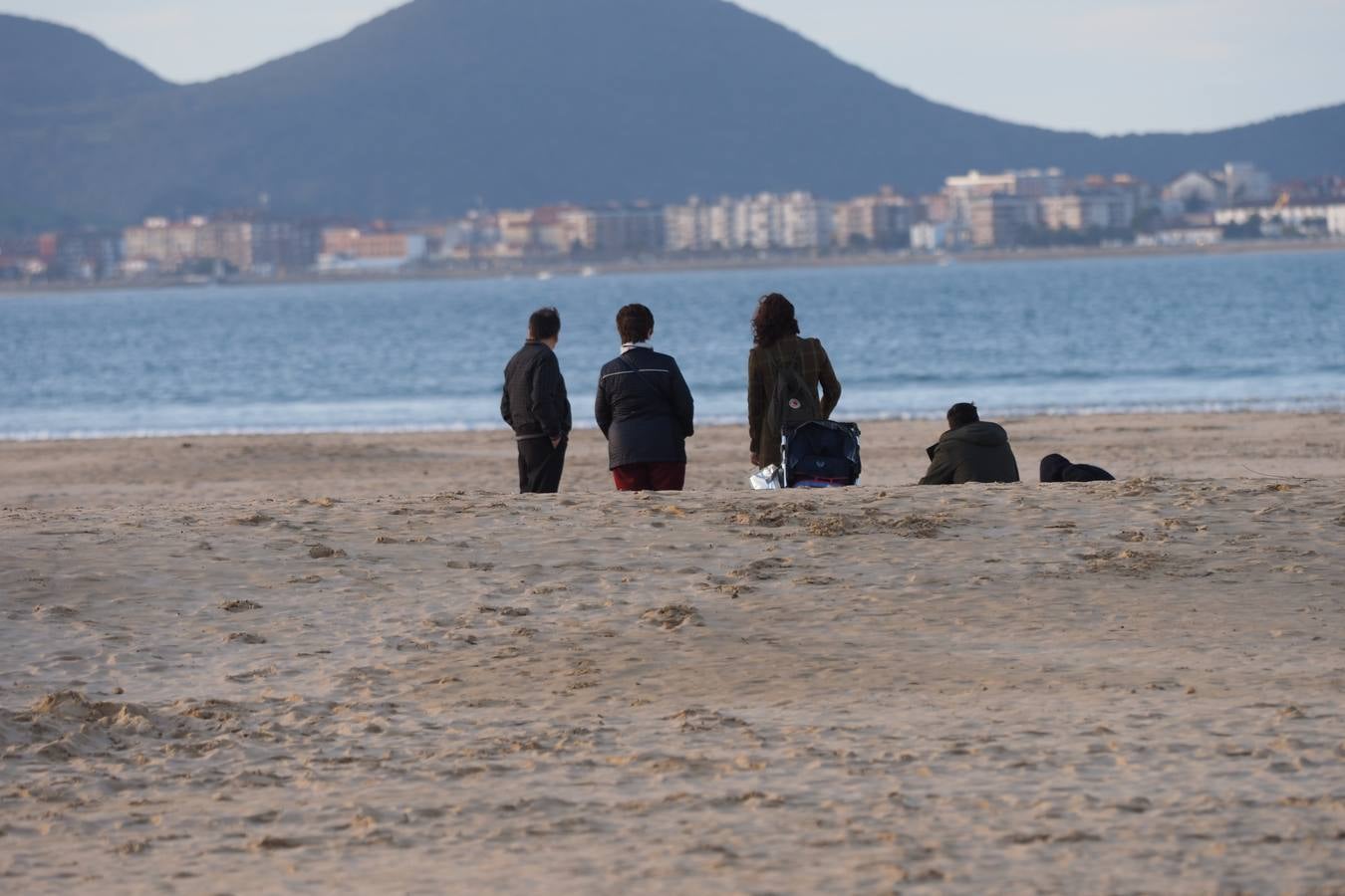 Escenas a pie de playa captadas este sábado, un día que en algunos momentos ha sido hasta caluroso. En lugares como Tama, Villacarriedo, Los Tojos, San Felices o Ramales los termómetros rondaron los 22º. Y este domingo la previsión es que se repitan esos valores y que en la costa, donde hoy se alcanzaron los 18º, suban dos o tres grados. Este tiempo primaveral irá más allá y solo cederá a partir del martes.