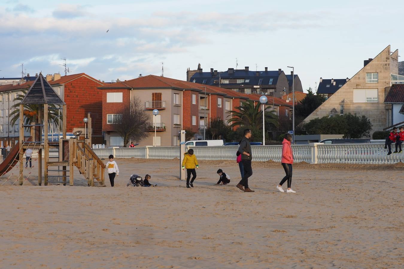 Escenas a pie de playa captadas este sábado, un día que en algunos momentos ha sido hasta caluroso. En lugares como Tama, Villacarriedo, Los Tojos, San Felices o Ramales los termómetros rondaron los 22º. Y este domingo la previsión es que se repitan esos valores y que en la costa, donde hoy se alcanzaron los 18º, suban dos o tres grados. Este tiempo primaveral irá más allá y solo cederá a partir del martes.