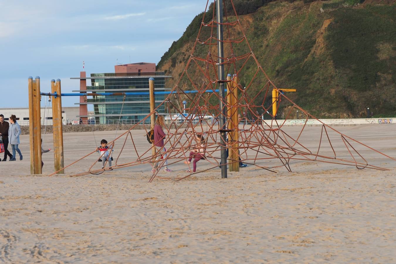 Escenas a pie de playa captadas este sábado, un día que en algunos momentos ha sido hasta caluroso. En lugares como Tama, Villacarriedo, Los Tojos, San Felices o Ramales los termómetros rondaron los 22º. Y este domingo la previsión es que se repitan esos valores y que en la costa, donde hoy se alcanzaron los 18º, suban dos o tres grados. Este tiempo primaveral irá más allá y solo cederá a partir del martes.