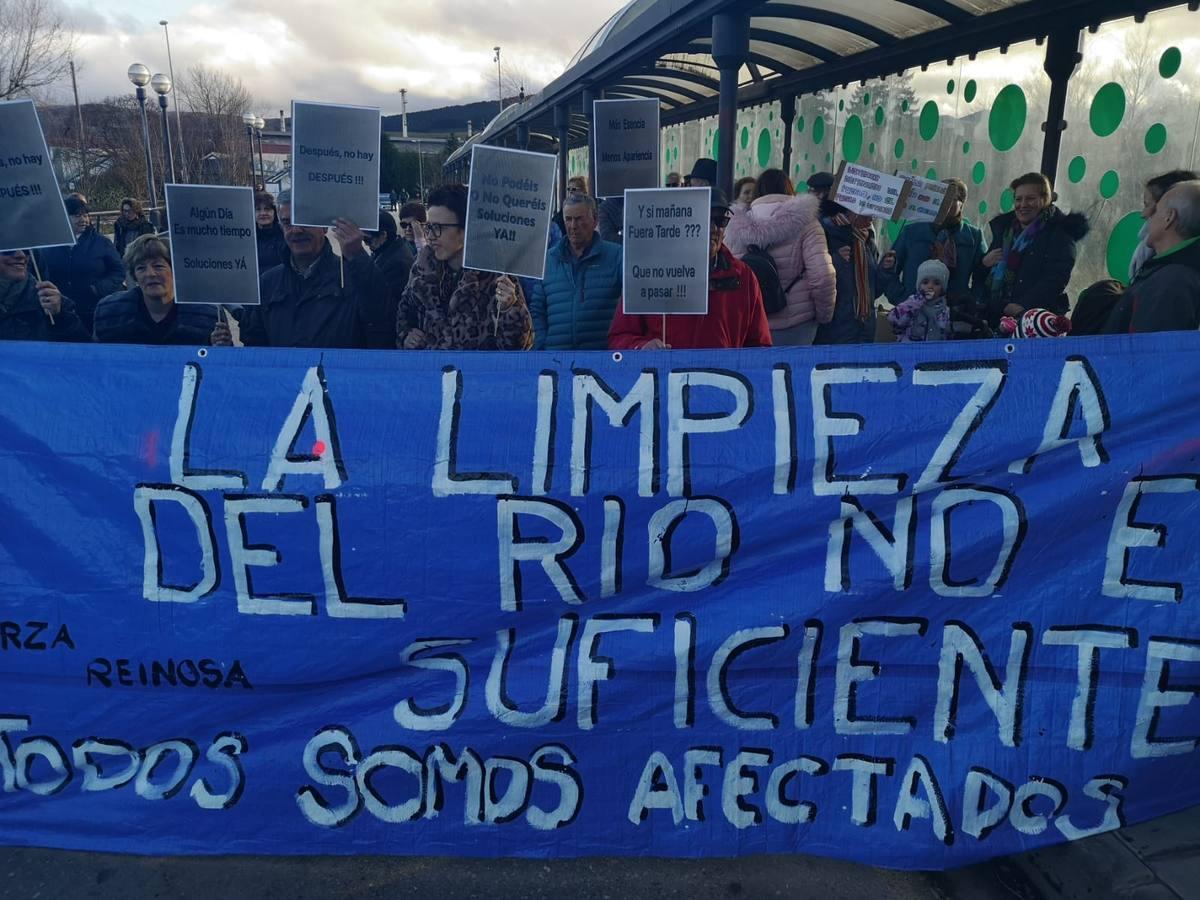 La plataforma de afectados por las inundaciones de Reinosa y de la comarca de Campoo celebra una marcha-concentración, que ha partido del puente de La Naval, para reivindicar que este tipo de hechos no se repita.La concentración ha comenzado a las 17.00 horas y la plataforma ha llamado a los vecinos a secundar esta protesta con el fin de intentar que no vuelvan a suceder las inundaciones. Las riadas se produjeron el pasado 19 de diciembre y causaron importantes daños materiales en los municipios de Reinosa, Campoo de Enmedio y Hermandad de Campoo de Suso.