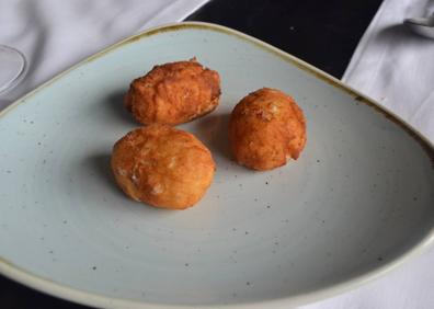 Imagen secundaria 1 - Chuletillas de lechazo con patatas, croquetas de jamón y huevo y crema de boletus.