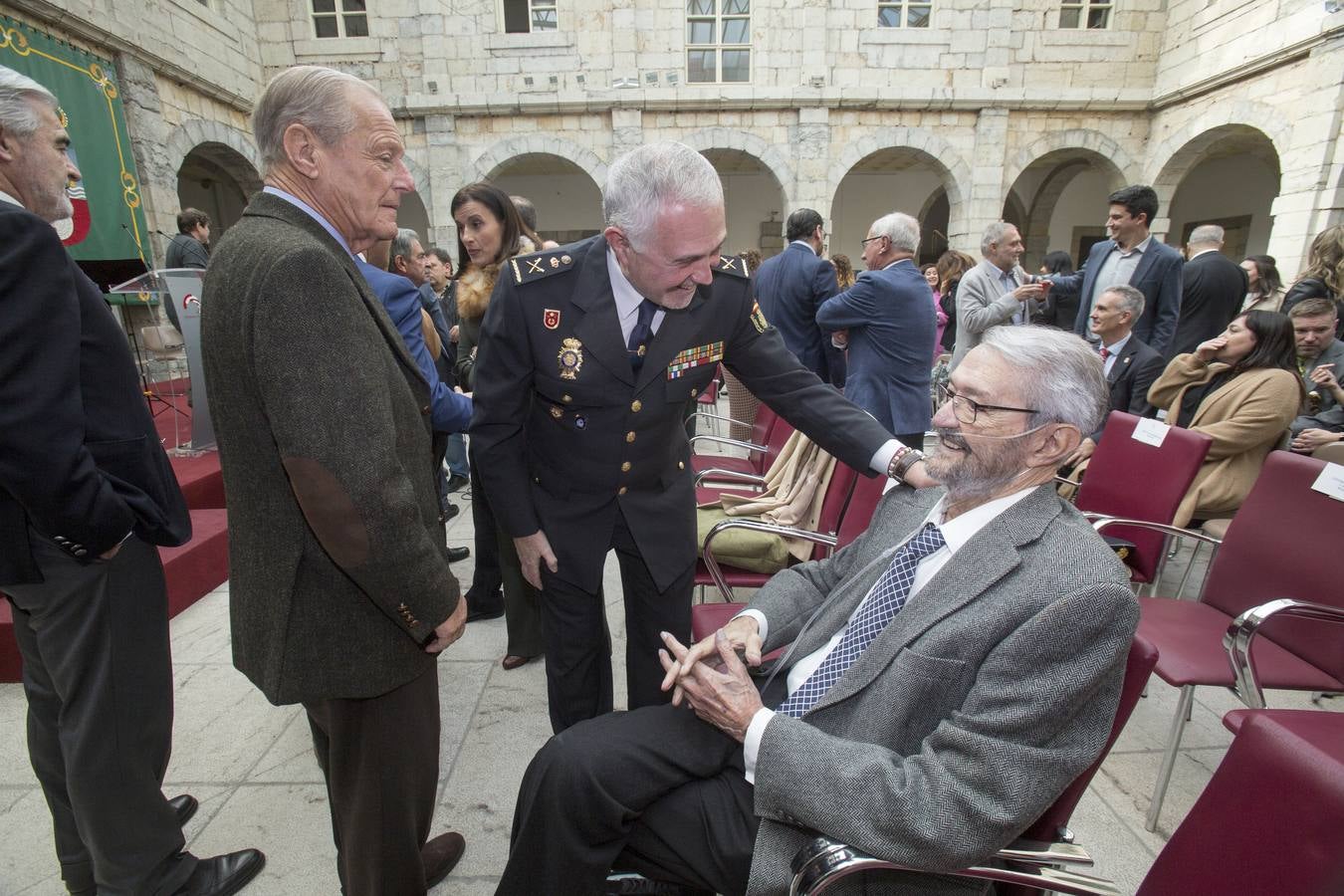 Revilla y Zuloaga se saludan en el Parlamento.