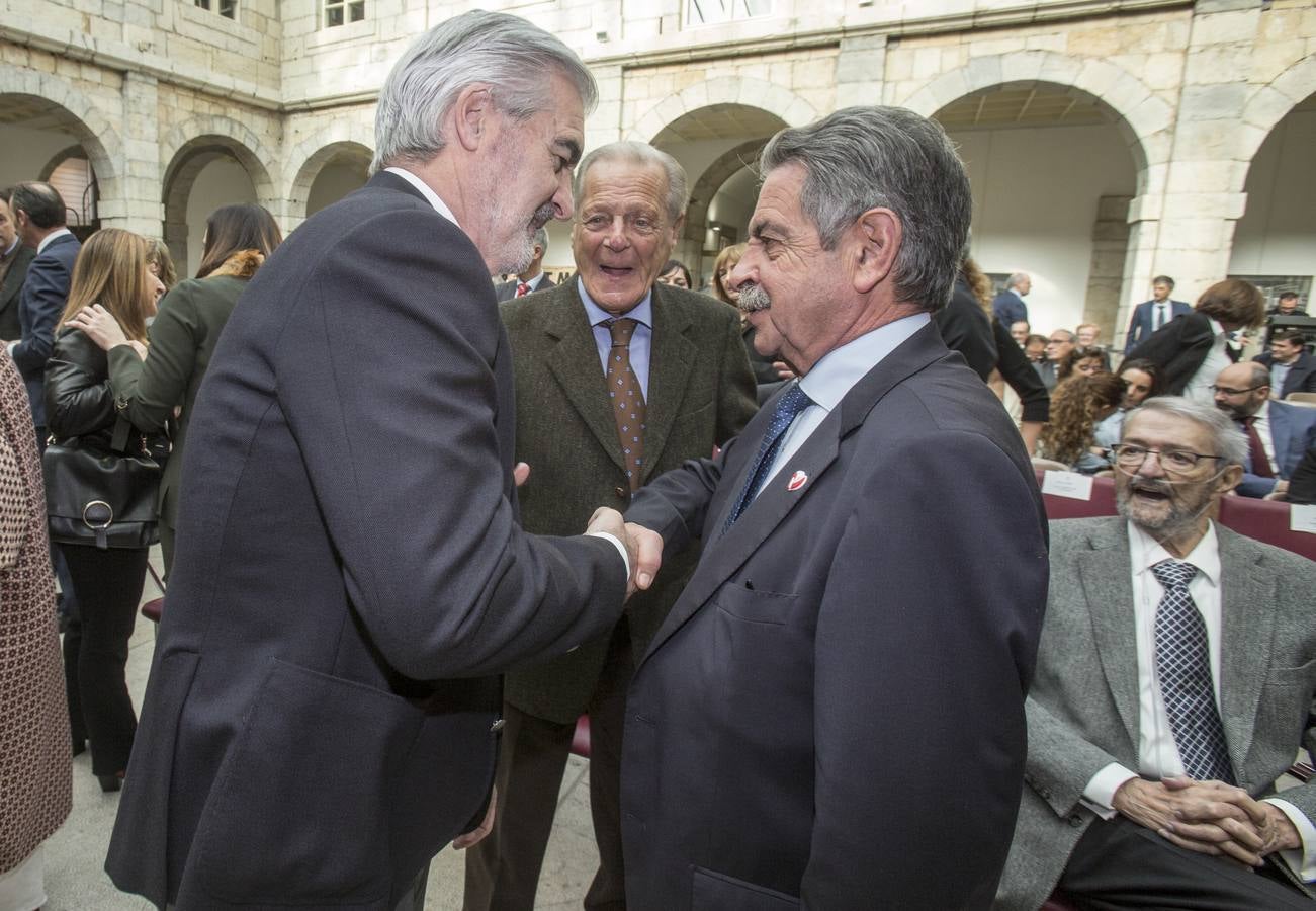 Revilla y Zuloaga se saludan en el Parlamento.