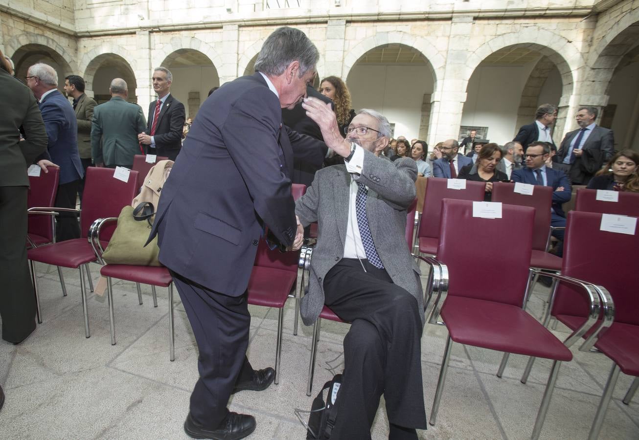 Revilla y Zuloaga se saludan en el Parlamento.