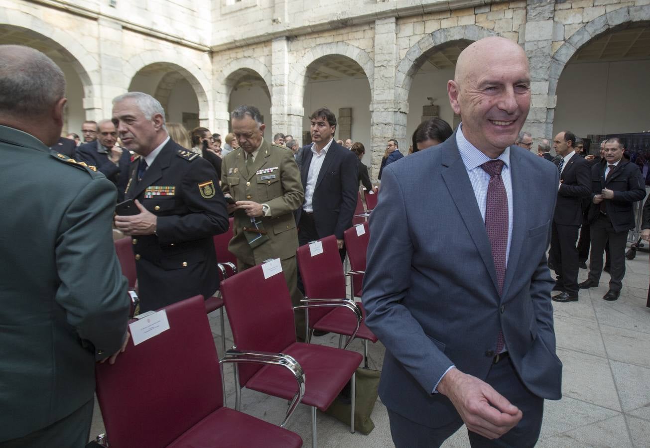 Revilla y Zuloaga se saludan en el Parlamento.