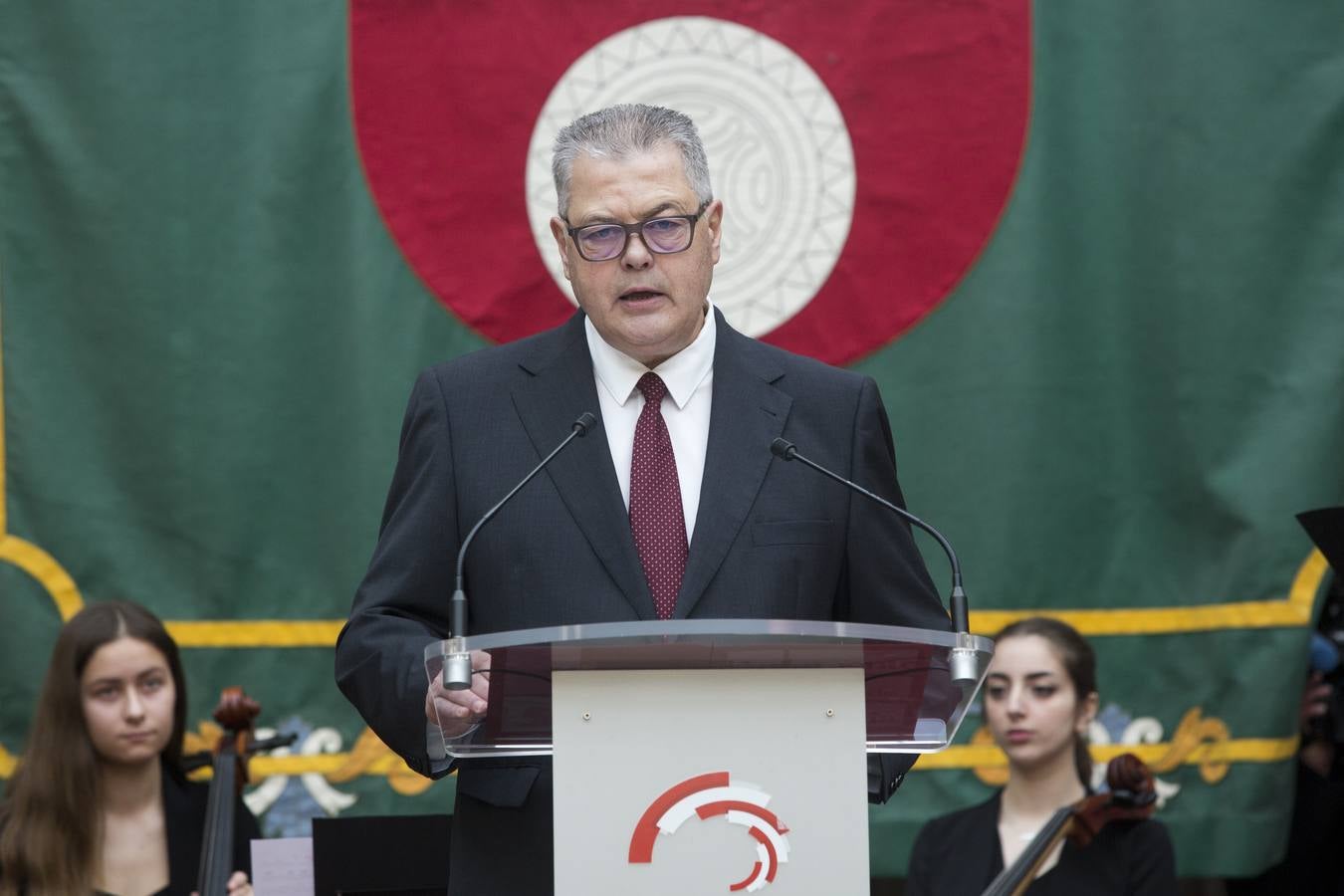 Revilla y Zuloaga se saludan en el Parlamento.