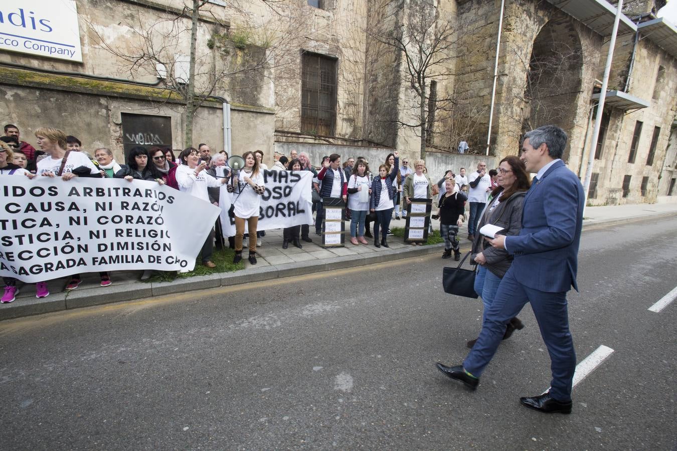Revilla y Zuloaga se saludan en el Parlamento.