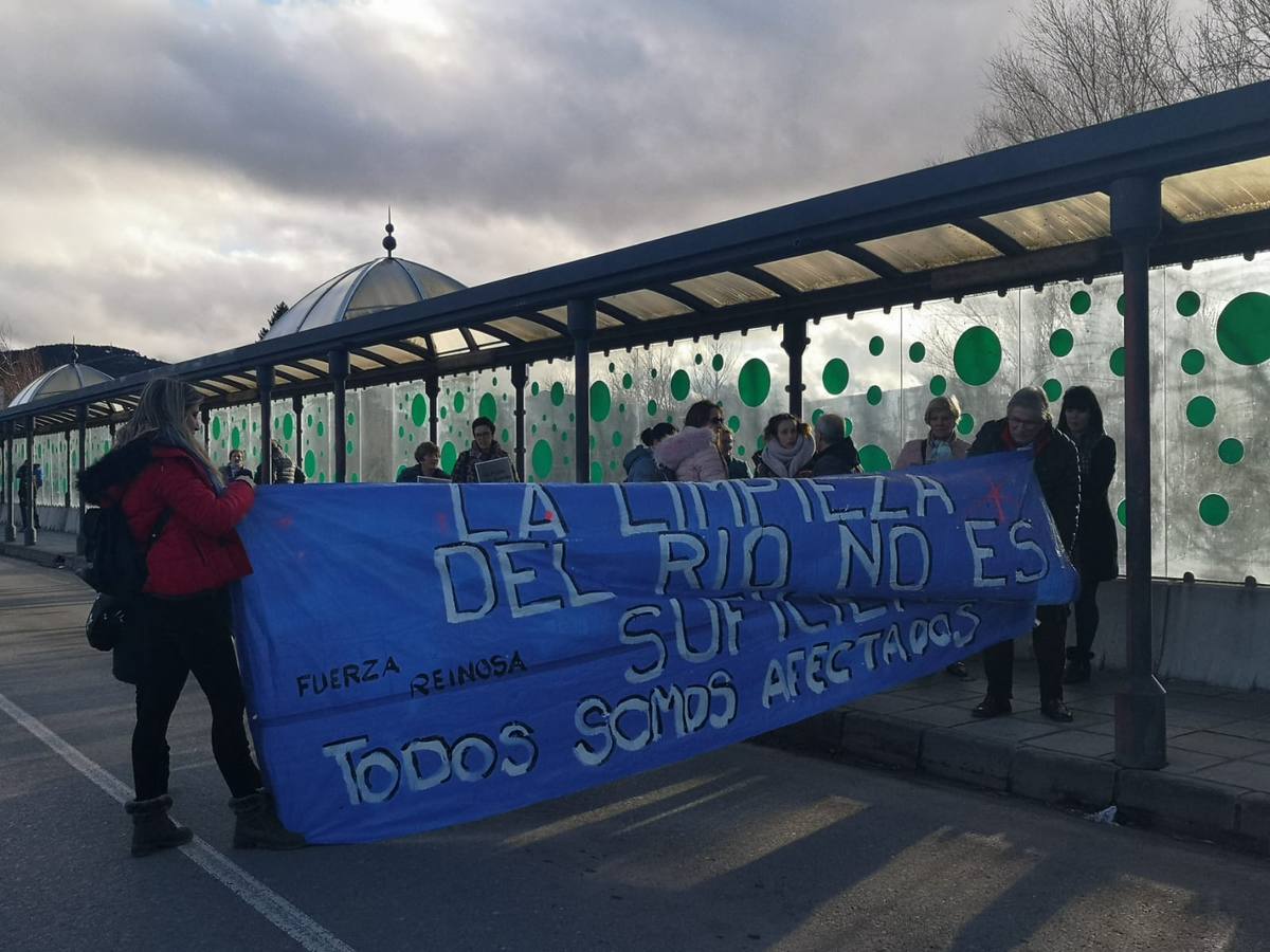 La plataforma de afectados por las inundaciones de Reinosa y de la comarca de Campoo celebra una marcha-concentración, que ha partido del puente de La Naval, para reivindicar que este tipo de hechos no se repita.La concentración ha comenzado a las 17.00 horas y la plataforma ha llamado a los vecinos a secundar esta protesta con el fin de intentar que no vuelvan a suceder las inundaciones. Las riadas se produjeron el pasado 19 de diciembre y causaron importantes daños materiales en los municipios de Reinosa, Campoo de Enmedio y Hermandad de Campoo de Suso.