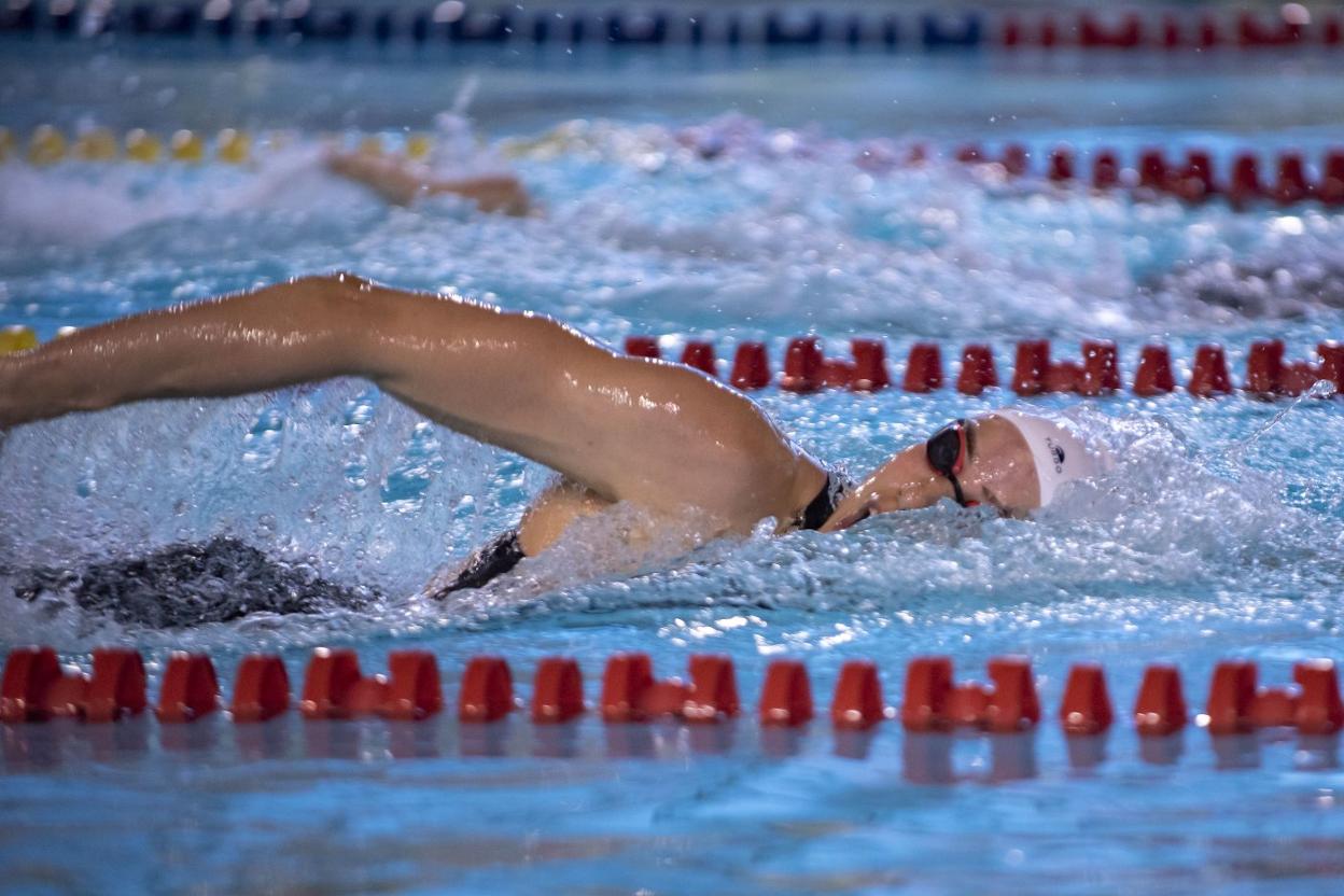 Marta González nada en la prueba de los 200 metros libres, en la que se impuso a Melani Costa