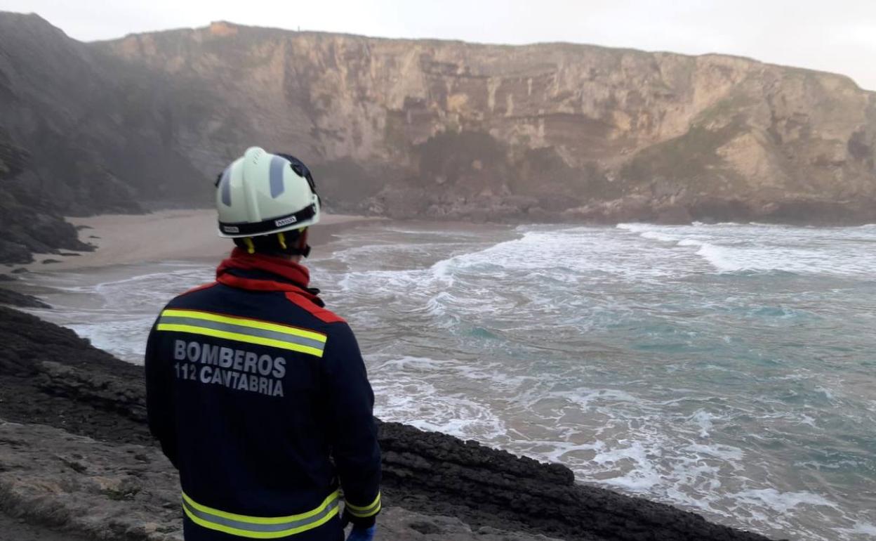 Imagen de un rescatador mirando la playa de Antuerta, donde ha aparecido el cadáver.