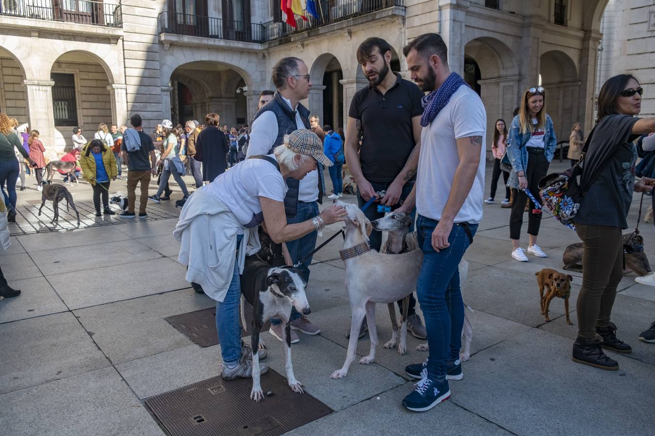 Unas 300 personas, según datos de la Policía Local, se han manifestado este domingo en Santander para exigir, «a quienes tienen que legislar», el fin de la caza y del uso de perros en la actividad cinegética, que para los convocantes no es «deporte» ni «tradición» sino «negocio» y «asesinato».