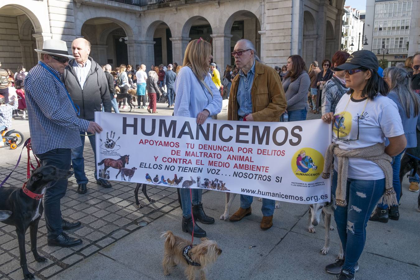 Unas 300 personas, según datos de la Policía Local, se han manifestado este domingo en Santander para exigir, «a quienes tienen que legislar», el fin de la caza y del uso de perros en la actividad cinegética, que para los convocantes no es «deporte» ni «tradición» sino «negocio» y «asesinato».