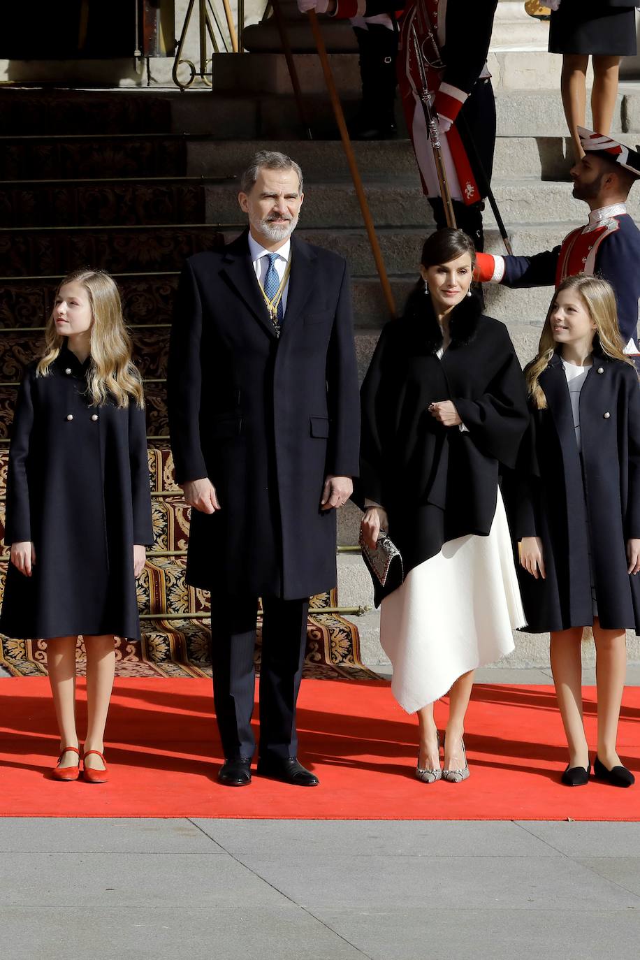 Con gesto serio, la Reina recupera su color fetiche para el estreno de la legislatura en el Congreso, para el que Leonor recupera el vestido que estrenó en Girona